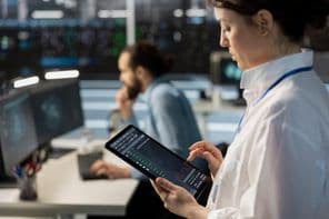 Informatikai szakember, a hálózati protokollok finomhangolását végzi.