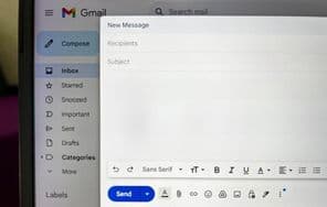 E-mail írása a Gmailben, megjelenítés a számítógép képernyőjén.