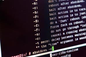 UNIX bash shell fehér szín fekete háttéren.