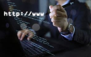 Weboldalkészítők forráskódot kódolnak egy weboldal létrehozásához.