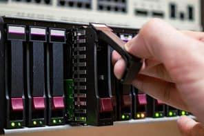 Merevlemez cseréje adatokkal egy nagy teljesítményű szerverben.