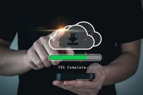 Üzleti emberek kézzel érinti a fájl átvitel holografikus AI technológia.