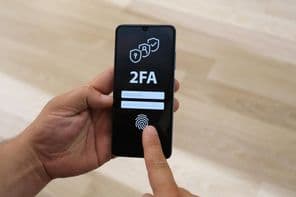 2FA hitelesítés mobilképernyőn.