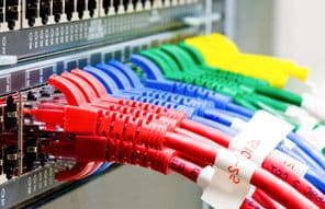 Hálózati kapcsoló és UTP ethernet kábelek.